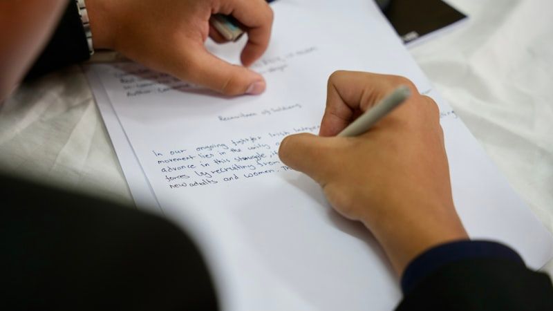 امتحان القبول في Studienkolleg: اختبار C-Test والقواعد والكتابة بالألمانية (2026)