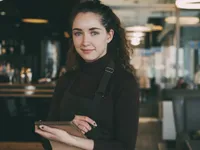 Trabajar durante el Studienkolleg: Normas, Horas y Tipos de Empleo (2026)